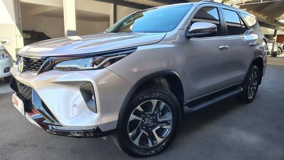 TOYOTA HILUX SW4 2.8 D-4D TURBO DIESEL SRX PLATINUM 7L 4X4 AUTOMÁTICO