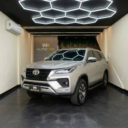 TOYOTA HILUX SW4 2.8 D-4D TURBO DIESEL SRX PLATINUM 7L 4X4 AUTOMÁTICO