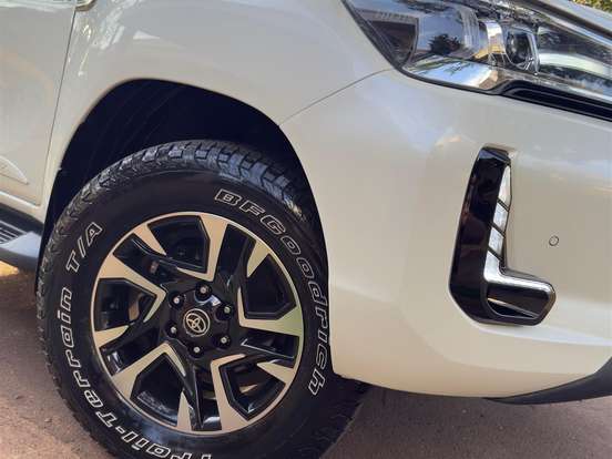 TOYOTA-HILUX-2.8 D-4D TURBO DIESEL CD SRX 4X4 AUTOMÁTICO TOYOTA-HILUX-2022