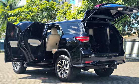 TOYOTA-HILUX SW4-2022