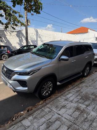 TOYOTA HILUX SW4 2.8 D-4D TURBO DIESEL SRX 7L 4X4 AUTOMÁTICO