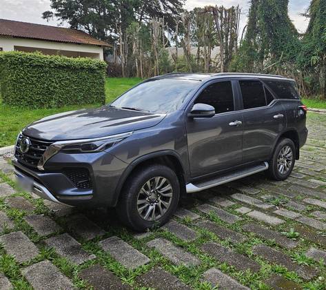 TOYOTA HILUX SW4 2.8 D-4D TURBO DIESEL SRX PLATINUM 7L 4X4 AUTOMÁTICO