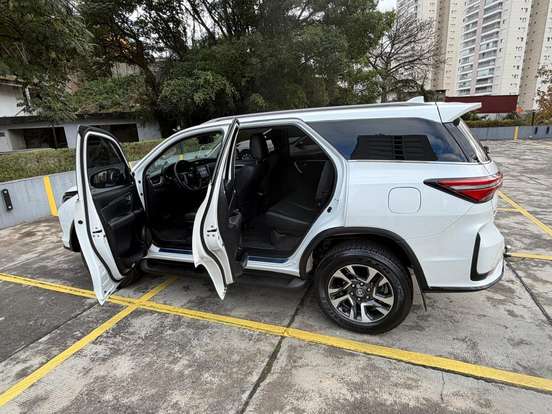 TOYOTA-HILUX SW4-2025