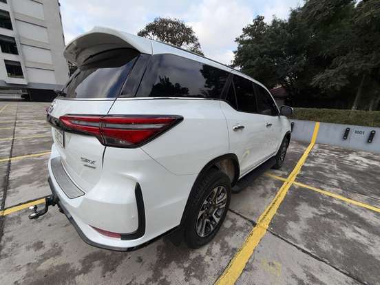 TOYOTA-HILUX SW4-2025
