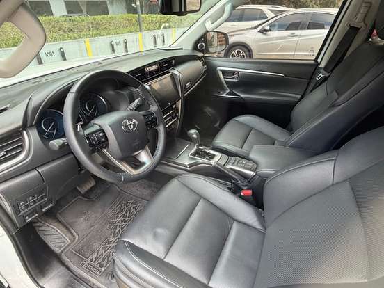 TOYOTA-HILUX SW4-2025