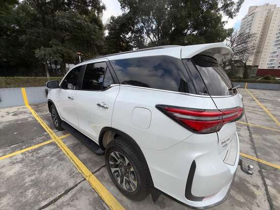 TOYOTA-HILUX SW4-2025