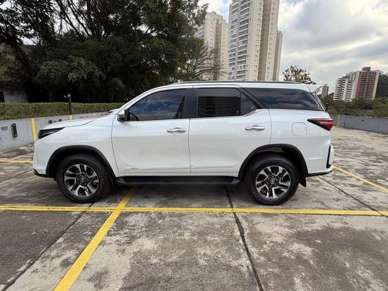 TOYOTA-HILUX SW4-2.8 D-4D TURBO DIESEL SRX PLATINUM 7L 4X4 AUTOMÁTICO TOYOTA-HILUX SW4-2025