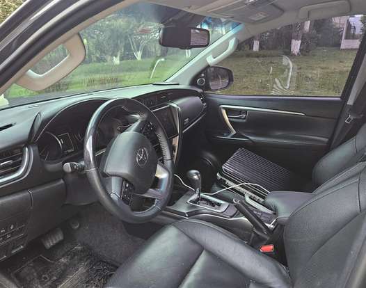 TOYOTA-HILUX SW4-2024