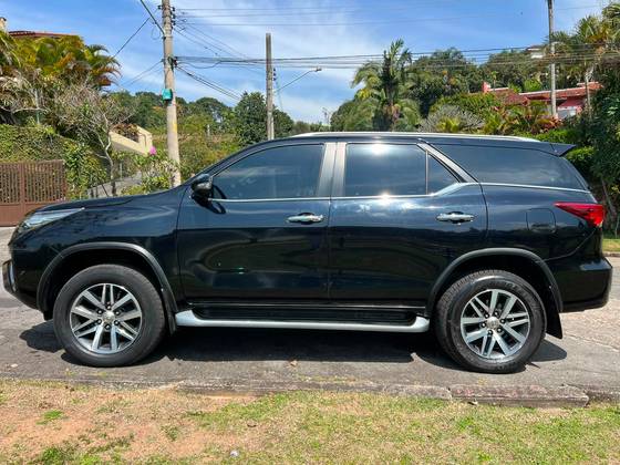 TOYOTA HILUX SW4 2.8 SRX 4X4 7 LUGARES 16V TURBO INTERCOOLER DIESEL 4P AUTOMÁTICO