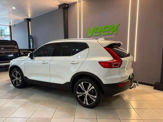 VOLVO-XC40-2020