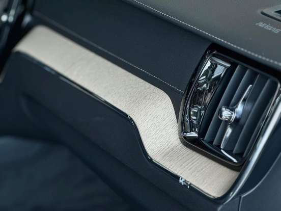 VOLVO-XC60-2025