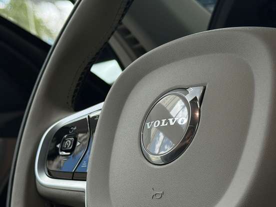 VOLVO-XC60-2025
