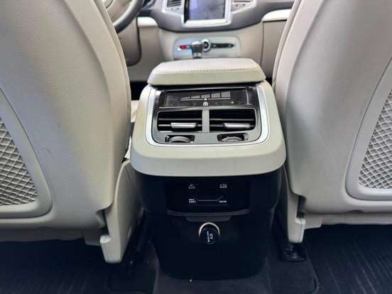 VOLVO-XC90-2018
