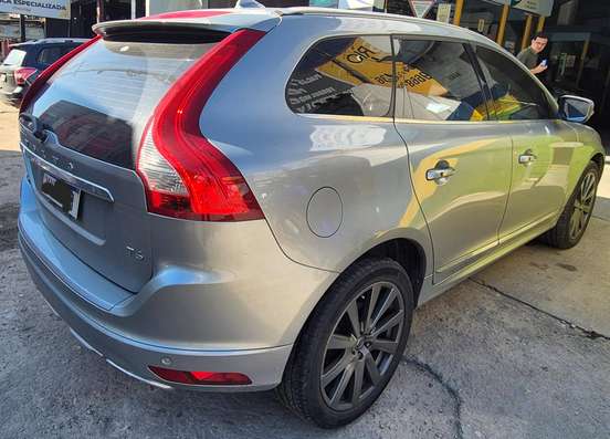 VOLVO-XC60-2015