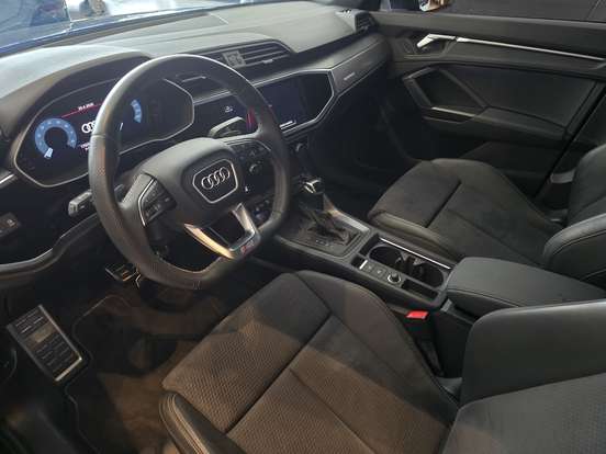 AUDI-Q3-2023