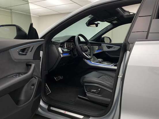 AUDI-Q8-2024