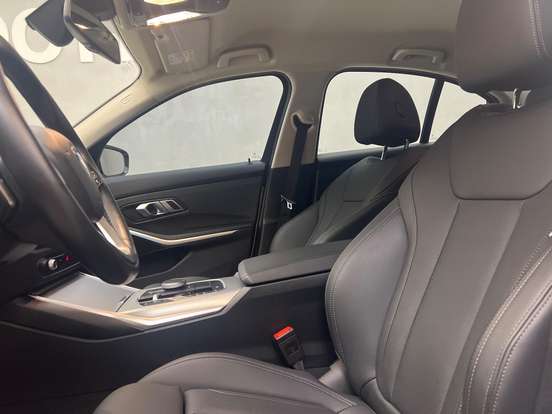 BMW-320i-2023