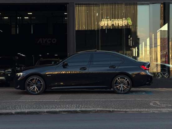 BMW-330e-2022