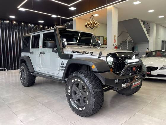JEEP WRANGLER 3.8 UNLIMITED SPORT 4X4 CAPOTA DUPLA V6 GASOLINA 2P AUTOMÁTICO