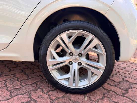 PEUGEOT-208-1.6 URBANTECH 16V FLEX 4P AUTOMÁTICO PEUGEOT-208-2017