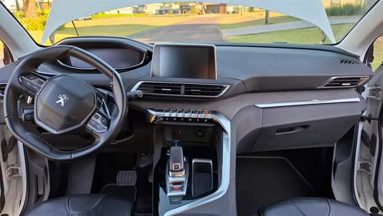 PEUGEOT-5008-2018