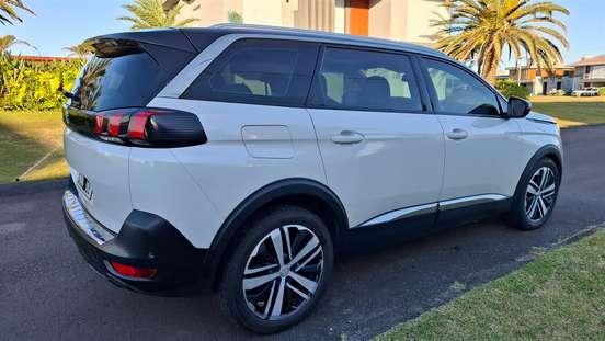 PEUGEOT-5008-2018