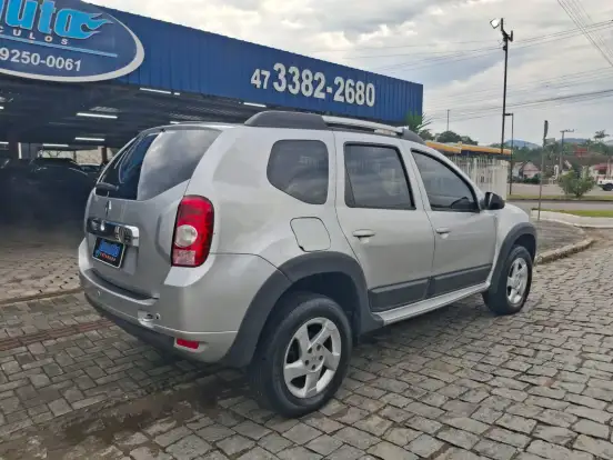 RENAULT-DUSTER-2012