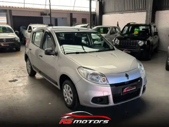 RENAULT-SANDERO-2012