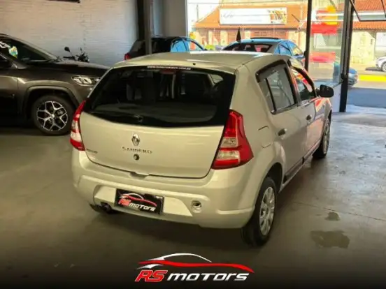 RENAULT-SANDERO-2012