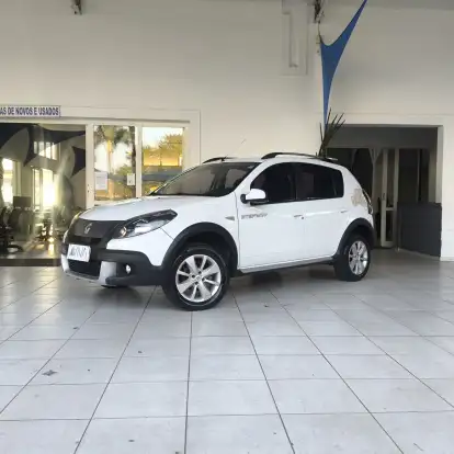 RENAULT-SANDERO-2013