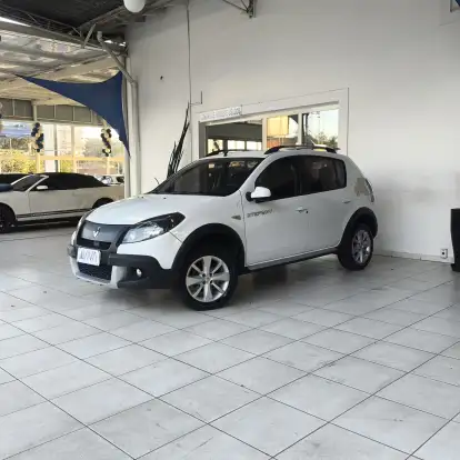 RENAULT-SANDERO-2013