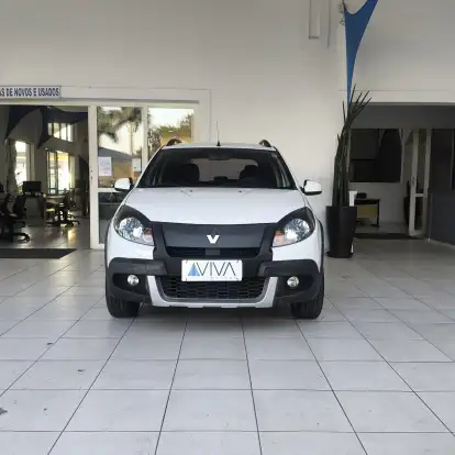 RENAULT-SANDERO-2013