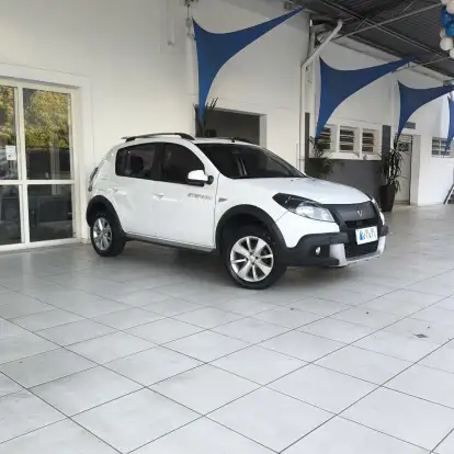 RENAULT-SANDERO-2013