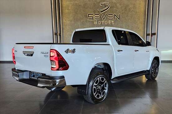 TOYOTA-HILUX-2.8 D-4D TURBO DIESEL CD SRX 4X4 AUTOMÁTICO TOYOTA-HILUX-2024