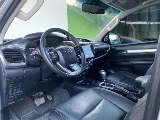 TOYOTA-HILUX-2.8 D-4D TURBO DIESEL CD SRX 4X4 AUTOMÁTICO TOYOTA-HILUX-2024