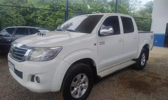 TOYOTA-HILUX-2015