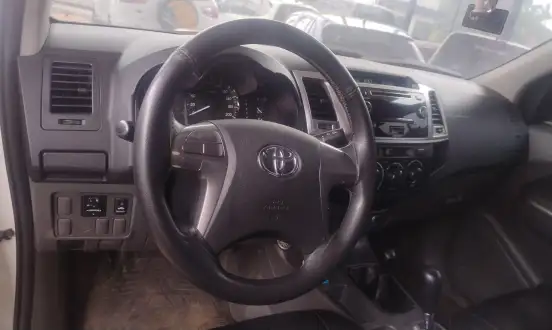 TOYOTA-HILUX-2015