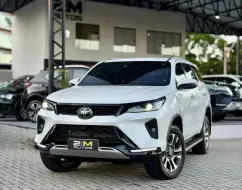 TOYOTA HILUX SW4 2.8 D-4D TURBO DIESEL SRX PLATINUM 7L 4X4 AUTOMÁTICO TOYOTA HILUX SW4 2.8 D-4D TURBO DIESEL SRX PLATINUM 7L 4X4 AUTOMÁTICO