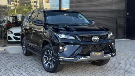 TOYOTA HILUX SW4 2.8 D-4D TURBO DIESEL SRX PLATINUM 7L 4X4 AUTOMÁTICO