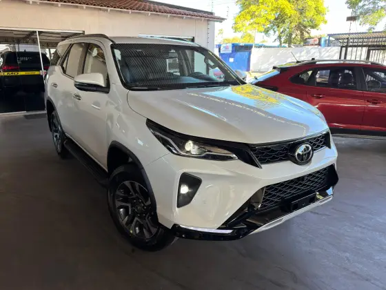 TOYOTA HILUX SW4 2.8 D-4D TURBO DIESEL SRX PLATINUM 7L 4X4 AUTOMÁTICO