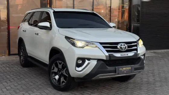 TOYOTA HILUX SW4 2.8 SRX DIAMOND 4X4 7 LUGARES 16V TURBO INTERCOOLER DIESEL 4P AUTOMÁTICO