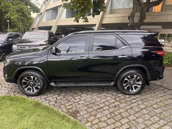 TOYOTA-HILUX SW4-2024