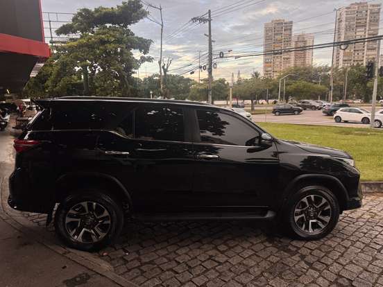 TOYOTA-HILUX SW4-2024