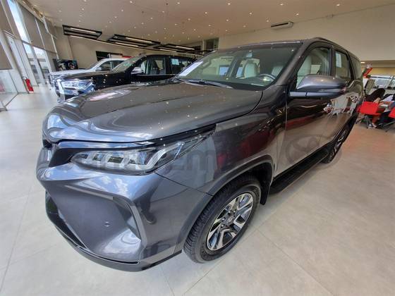 TOYOTA HILUX SW4 2.8 D-4D TURBO DIESEL DIAMOND 7L 4X4 AUTOMÁTICO
