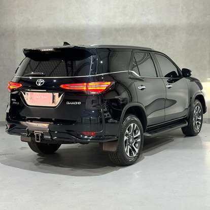 TOYOTA-HILUX SW4-2025