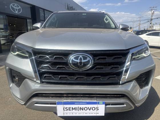 TOYOTA HILUX SW4 2.8 D-4D TURBO DIESEL SRX 7L 4X4 AUTOMÁTICO