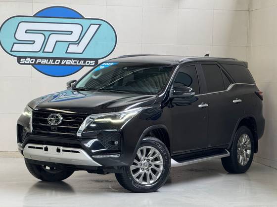 TOYOTA HILUX SW4 2.8 D-4D TURBO DIESEL SRX 7L 4X4 AUTOMÁTICO