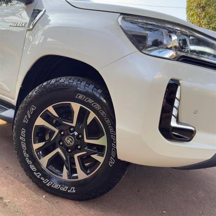 TOYOTA HILUX 2.8 D-4D TURBO DIESEL CD SRX 4X4 AUTOMÁTICO