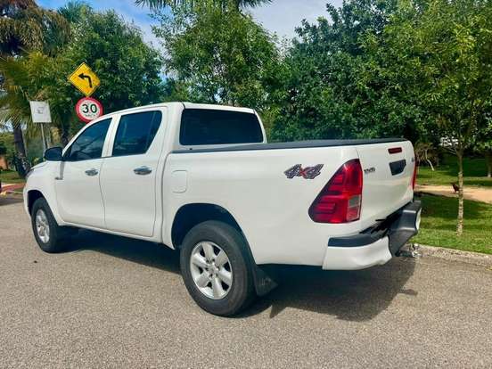 TOYOTA-HILUX-2022