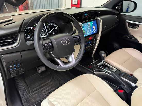 TOYOTA-HILUX SW4-2025